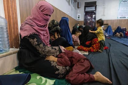 Mujeres y niños afganos desplazados de Kunduz  en una mezquita que los está albergando en Kabul, Afganistán