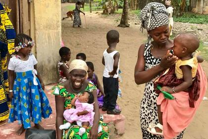 Mujeres y niños en Costa de Marfil