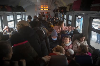Mujeres y niños se agolpan en un tren con destino a Lviv en la estación de Kyiv, Ucrania, el jueves 3 de marzo de 2022.