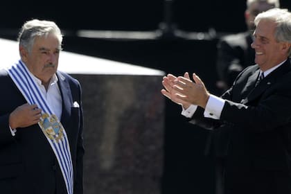 Mujica, sin corbata, tras recibir la banda presidencial y el aplauso de Tabaré Vázquez, en la Plaza Independencia