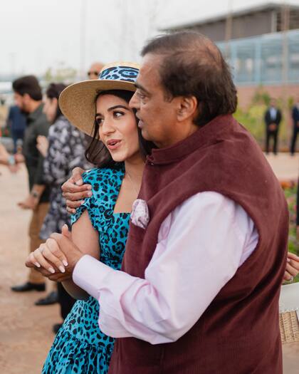 Mukesh Ambani abraza a su futura nuera, Radhika Merchant, durante uno de los eventos que se celebraron.