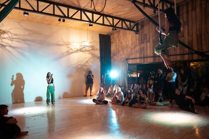 Mulleres nació en 2010, cuando Paula volvió a dar clases de contemporáneo y con el tiempo empezó a investigar otras técnicas de entrenamiento que la representaban más.