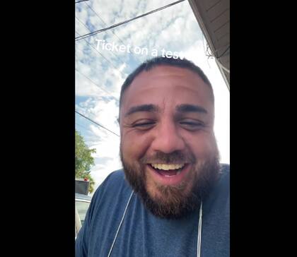 Multan a vendedor de autos en Florida por no portar bien su placa temporal (TikTok @robbthecarguy)