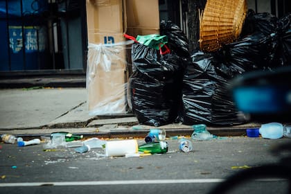 Multas de hasta US$200 por sacar residuos orgánicos fuera del horario establecido