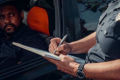 Cuando el infractor provoca un accidente o circula sin seguro, además de sin licencia, las sanciones pueden llegar a derivar en la confiscación permanente del vehículo y hasta cargos penales agravados (Canva)