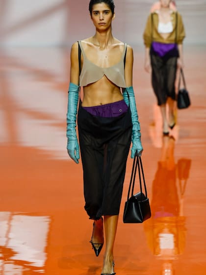 Multifacética, la modelo argentina en desfile de Prada