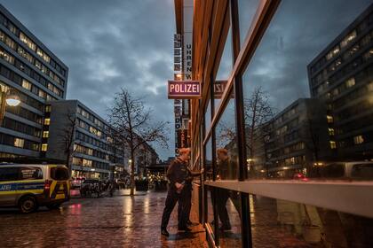 Múltiples amenazas de muerte vinculadas a las computadoras de la policía y el descubrimiento de grupos de chat de extrema derecha en departamentos de policía en toda Alemania han alimentado las preocupaciones sobre la infiltración de extrema derecha