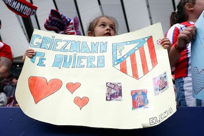 Múltiples generaciones presenciaron la despedida de Griezmann: del más chico al más grande se emocionó con la última función.