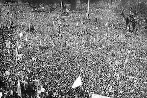Multitud en la Plaza de Mayo a la espera de la llegada de Perón de la isla Martín García, 17 de octubre de 1945