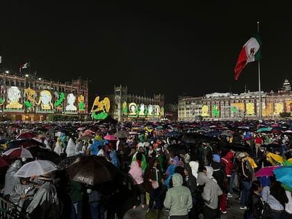 Multitud se reúne en el Zócalo de la Ciudad de México para el grito de Independencia el 15 de septiembre de 2024 (X/@Raul_Mtz_17)