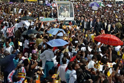 Multitudes aclaman al Papa Francisco cuando llega a la pista de aterrizaje de Kololo en Kampala, el 28 de noviembre de 2015. El Papa Francisco salió de Kenia a Uganda, donde pasará dos días antes de continuar hacia la República Centroafricana, un país devastado por el conflicto sectario.