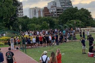 Imágenes: sin distancia social, así se festejó la Navidad en calles y parques