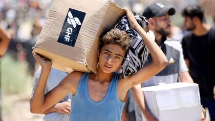 Multitudes desesperadas por comida han asaltado los camiones que llegar a los centros de distribución.