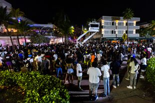 Multitudes se reúnen durante las vacaciones de primavera el sábado 18 de marzo de 2023, en Miami Beach, Florida.