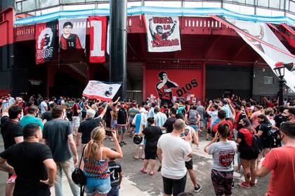 Multitudinaria despedida a Maradona en el estadio de Newells de Rosario