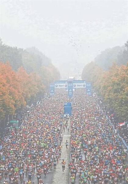 Largada masiva del maratón de Berlín