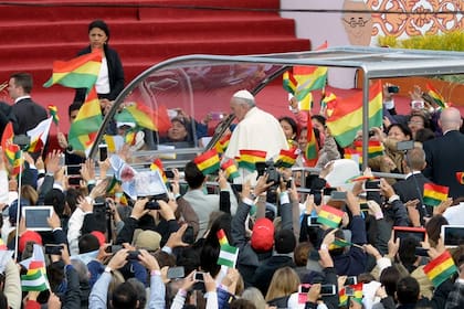 Francisco fue aclamado en su llegada a La Paz