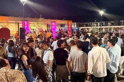 Multitudinaria pre-inauguración de la feria FAS en el complejo La Trinidad del barrio San Lorenzo Chico
