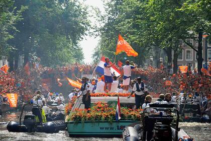 Multitudinario recibimiento en el agua