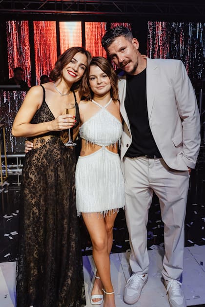 Muna posa con Agustina y su pareja, Tomás “Pepo” Vera, con quien tuvo a Alba y a Bono.