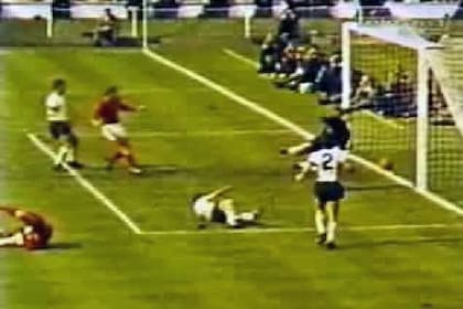 Mundial 1966: Hurst ya pateó; la pelota no entra, pero igual es gol de Inglaterra