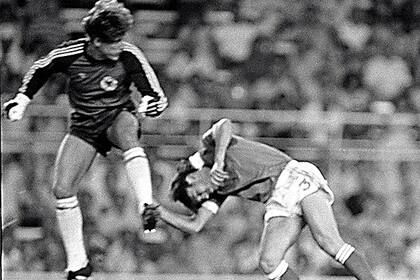 Mundial 1982: Schumacher le da un topetazo a Battiston, quien perdipó el conocimiento y dos dientes; el árbitro ni amonestó al alemán no cobró foul