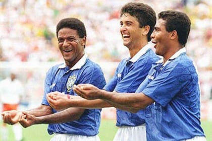 Mundial de 1994. Bebeto celebra moviendo sus brazos, junto a Romario y Mazinho