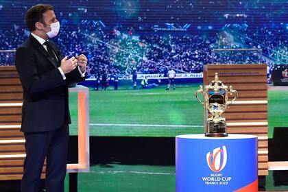 Emmanuel Macron, presidente de Francia, y la copa Webb Ellis