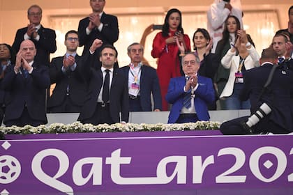 Noel Le Graet, tercero en la imagen, acompañado en un palco durante un partido del Mundial por el presidente de la FIFA, Gianni Infantino, y el mandatario francés, Emmanuel Macron 