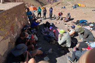 La aventura de un grupo de montañistas para escuchar el partido de la Selección contra Países Bajos a 3200 metros de altura