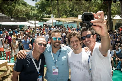 Mundo Selfie: el Flaco Chela toma la imagen; acompañan Jaite, Zabaleta y Gaudio