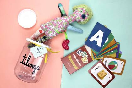 Muñeca de tela $540 de Tilinga / Cartas para aprender y jugar $300 de Liliputs