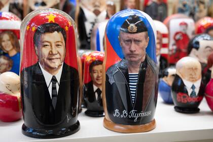 Muñecas mamushkas rusas con retratos del presidente chino Xi Jinping, y el presidente ruso Vladimir Putin se muestran en una tienda de recuerdos en Moscú, Rusia, martes 21 de marzo de 2023.