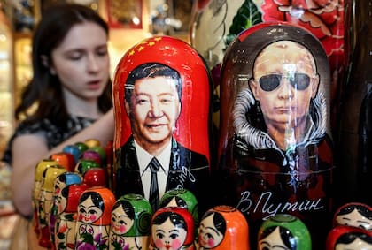 Muñecas matryoshkas con las figuras de Xi Jinping y Vladimir Putin en un local en Moscú, señal de la estrecha relación entre ambos líderes