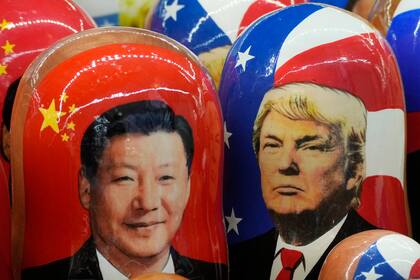 Muñecas tradicionales rusas de madera con la imagen del presidente de China, Xi Jinping (izquierda), y del de Estados Unidos, Donald Trump, en una tienda de recuerdos en San Petersburgo