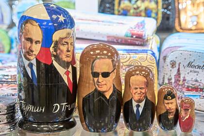 Muñecas tradicionales rusas de madera, llamadas Matryoshka, que representan al presidente ruso Vladimir Putin y al presidente estadounidense Donald Trump, se exhiben a la venta en una tienda de recuerdos en Moscú, Rusia, el martes 12 de agosto de 2025
