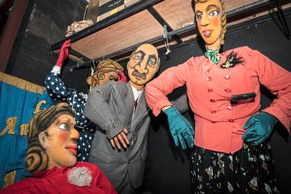 Muñecos gigantes también forman parte de la técnica escénica utilizada