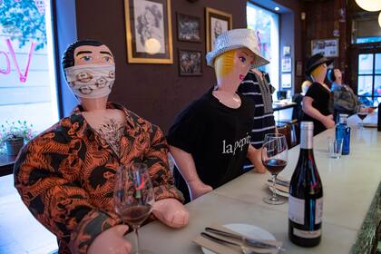 Muñecos inflables se sientan en la barra del restaurante "La Pepita" para ayudar a los clientes a respetar las reglas de distanciamiento social como parte de las medidas de seguridad durante la pandemia de coronavirus en Barcelona el 21 de agosto de 2020