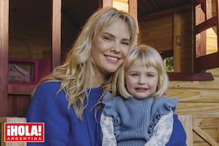 Muni posa con su hija Carmela, cuenta sus dificultades para quedar embarazada y cómo hizo para parir sin anestesia