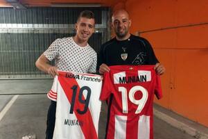 Muniain muestra a camiseta de River con su nombre