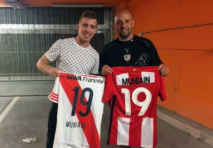 Muniain posa con una camiseta de River con su apellido