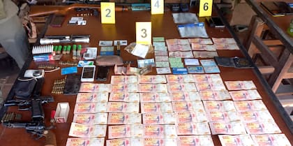 Municiones, armas y dinero encontrados en poder de la banda de policías secuestradores de Tucumán