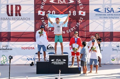 Muñiz, en lo más alto del podio. En la final venció al japonés Igarashi, la estrella del torneo, y al peruano Lucca Mesina.