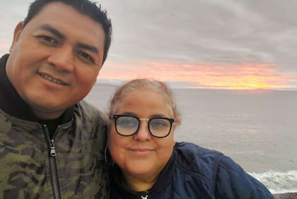 Muñoz, a la derecha, supo en un tribunal federal que un funcionario del consulado estaba preocupado por los tatuajes de su esposo