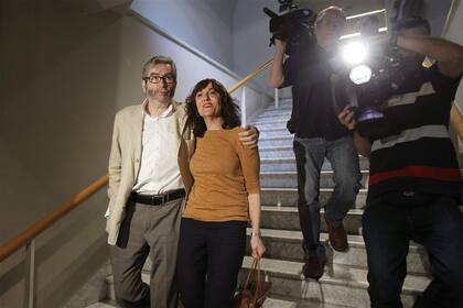 Muñoz Molina y su esposa, la escritora española Elvira Lindo, a su llegada a la rueda de prensa que ofreció en la Casa de América de Madrid luego de haber ganado el premio