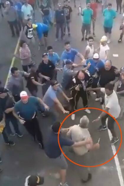 Muñoz y Ranz -con un elemento cortante en su mano - frente a frente, protagonistas del escándalo de violencia en el autódromo de Resistencia