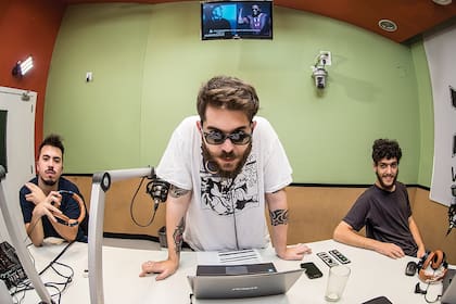 Muphasa (centro) en el estudio, con Veeyam y Juancín