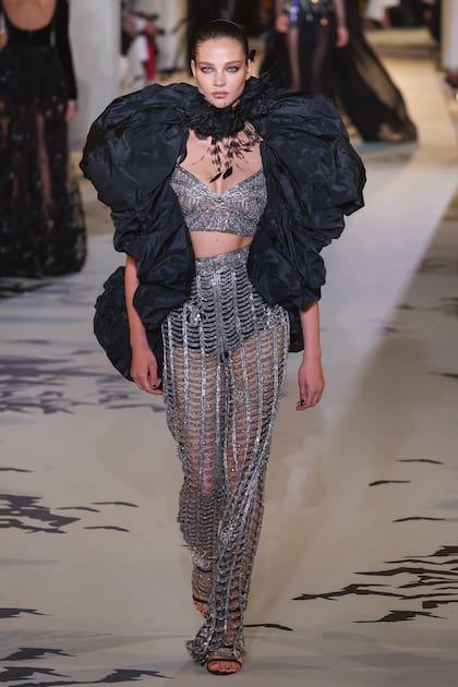 Murad se arriesgó con un estilo oscuro y misterioso, con texturas en plateado que presentaban telarañas, murciélagos y cuervos.