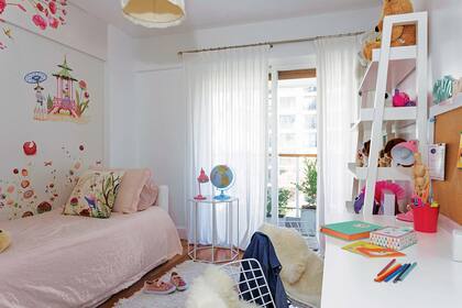 Mural ‘Chinerie’ (Sofía Willemöes), cama tapizada en lino, acolchado rosa (Restoration Hardware).