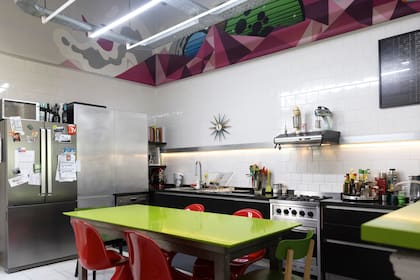 Mural de Daniel Stroomer, artista holandés que reside en Buenos Aires y firma sus grafitis como Nase Pop. La mesa tiene tapa de cuarzo europeo 'Green Fresh' de Technistone (Baremes). Reloj de pared de George Nelson (Vitra).